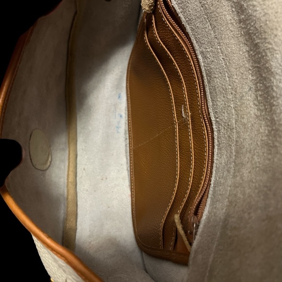 Elegant Cream and Tan Leather Shoulder Bag - Picture 8 of 9
